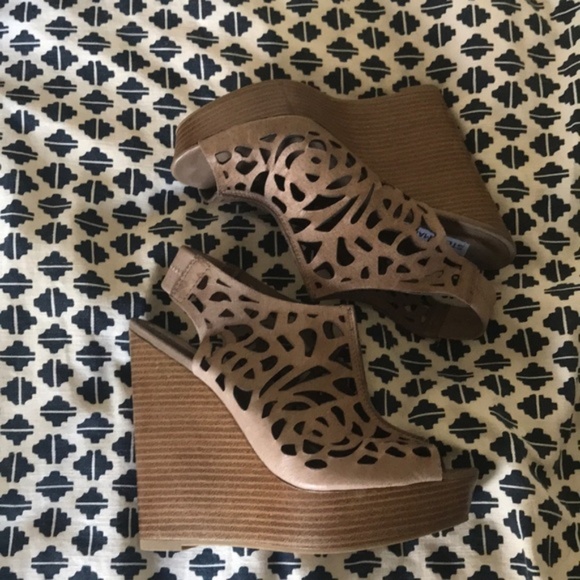 Steve Madden Shoes - Steve Madden laser peep toe cut platform wedge